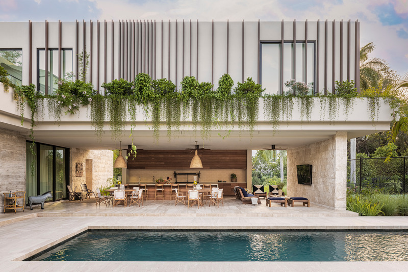 Dossier de presse | 2757-37 - Communiqué de presse | Strang Design Completes Modernist Home with Brazilian Twist - Strang Design - Architecture résidentielle - <p>The home's unique footprint forms a protected courtyard for the pool, which extends into the rear yard.</p> - Crédit photo : Kris Tamburello