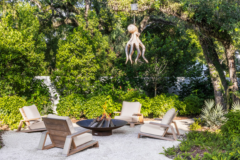 Dossier de presse | 2757-37 - Communiqué de presse | Strang Design Completes Modernist Home with Brazilian Twist - Strang Design - Architecture résidentielle -  This outdoor seating area features a fire pit and evocative sculpture.  - Crédit photo : Kris Tamburello