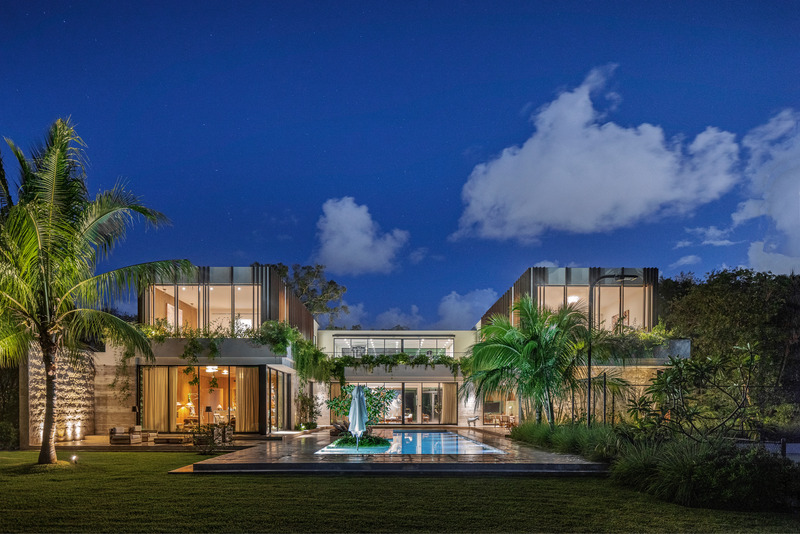 Dossier de presse | 2757-37 - Communiqué de presse | Strang Design Completes Modernist Home with Brazilian Twist - Strang Design - Architecture résidentielle - <p>The H-shape footprint of the house glows at night. </p> - Crédit photo : Kris Tamburello