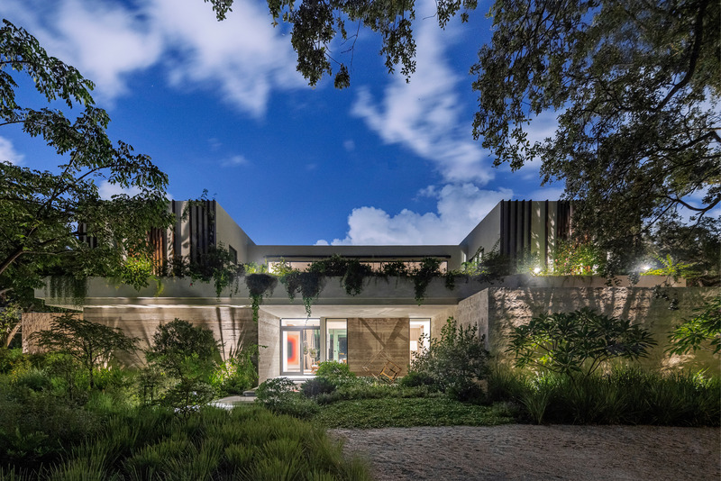 Dossier de presse | 2757-37 - Communiqué de presse | Strang Design Completes Modernist Home with Brazilian Twist - Strang Design - Architecture résidentielle -  <p>The home's distinctive evening glow highlights its unique shape.  </p> - Crédit photo : Kris Tamburello