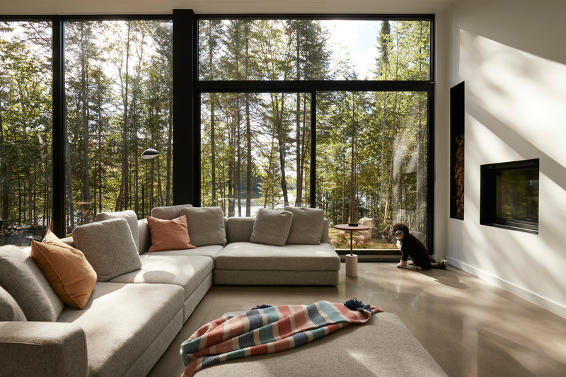Dossier de presse | 6537-02 - Communiqué de presse | Chalet du Lac Arthur - Ghoche Architecte - Architecture résidentielle -  Séjour avec vue sur le lac.  - Crédit photo :  <img alt="">Maxime Brouillet  