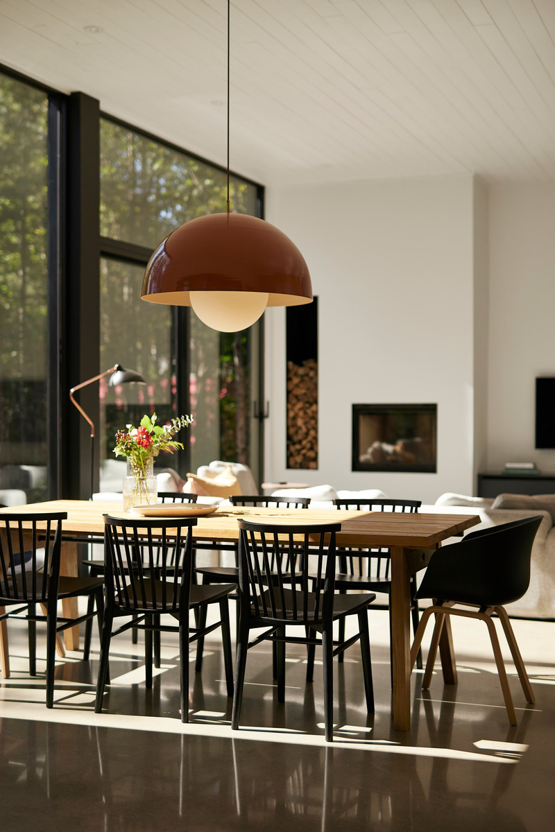 Dossier de presse | 6537-02 - Communiqué de presse | Chalet du Lac Arthur - Ghoche Architecte - Architecture résidentielle -  Salle à manger dans l'aire ouverte.  - Crédit photo : Maxime Brouillet