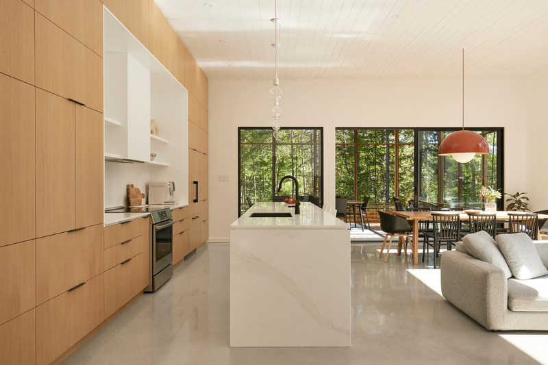 Dossier de presse | 6537-02 - Communiqué de presse | Chalet du Lac Arthur - Ghoche Architecte - Architecture résidentielle -  Cuisine à aire ouverte  - Crédit photo : Maxime Brouillet