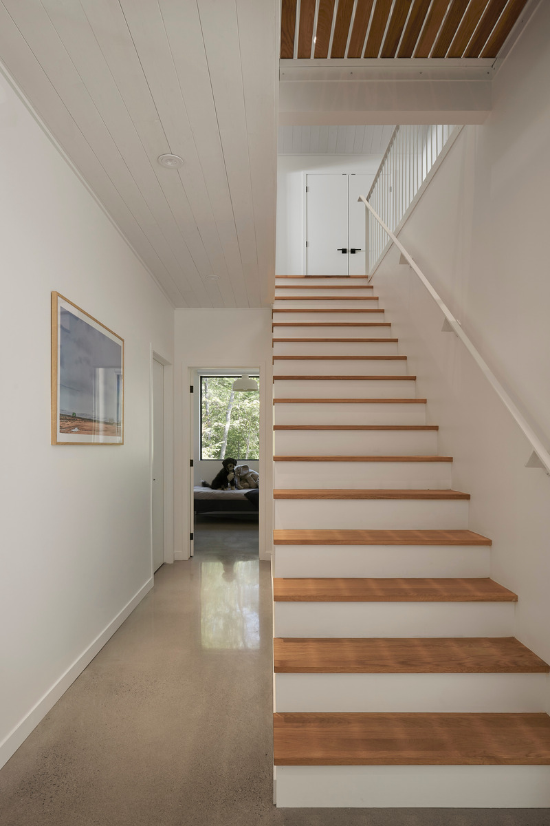 Dossier de presse | 6537-02 - Communiqué de presse | Chalet du Lac Arthur - Ghoche Architecte - Architecture résidentielle - Escalier central avec passerelle vers une des chambres au 2e étage.  - Crédit photo : <img alt="">Maxime Brouillet