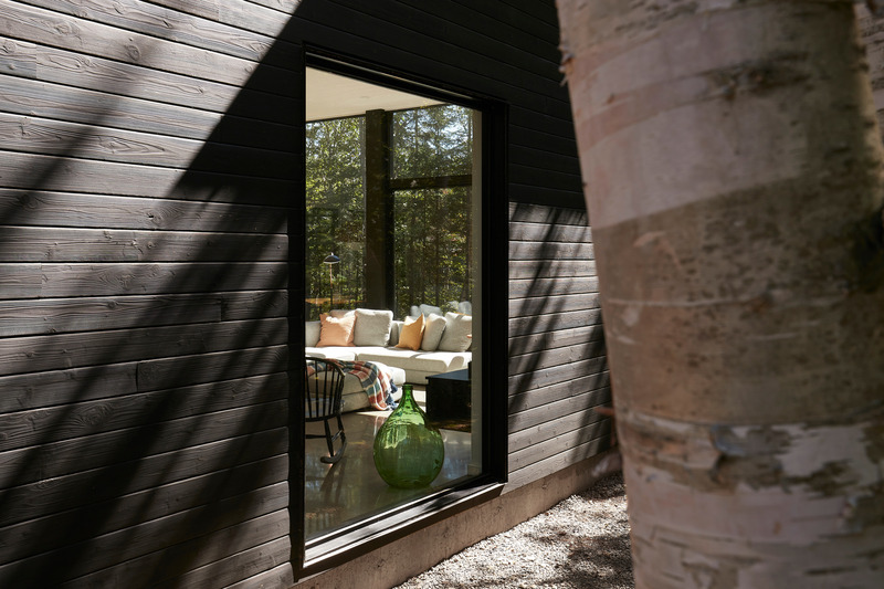Dossier de presse | 6537-02 - Communiqué de presse | Chalet du Lac Arthur - Ghoche Architecte - Architecture résidentielle - Fenêtre sur revêtement de cèdre brûlé. - Crédit photo : Maxime Brouillet