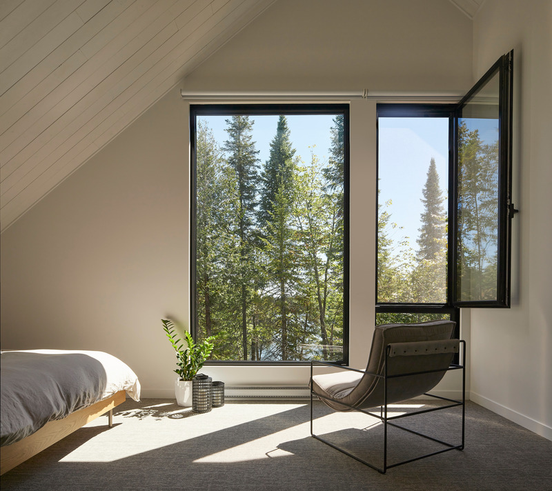 Dossier de presse | 6537-02 - Communiqué de presse | Chalet du Lac Arthur - Ghoche Architecte - Architecture résidentielle - Chambre principale avec vue sur le lac.  - Crédit photo : Maxime Brouillet
