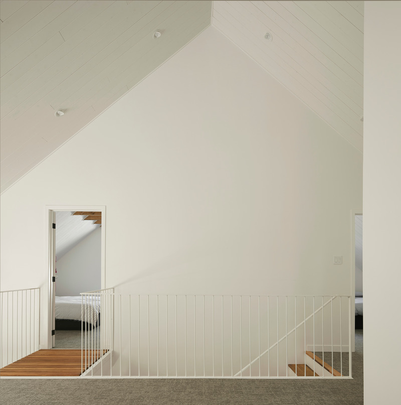Dossier de presse | 6537-02 - Communiqué de presse | Chalet du Lac Arthur - Ghoche Architecte - Architecture résidentielle -  Aire ouverte à l'étage et passerelle vers une chambre.  - Crédit photo : Maxime Brouillet