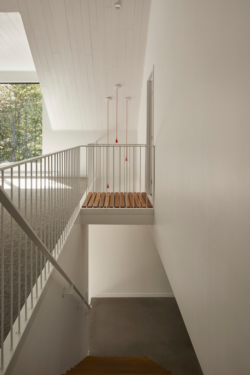 Dossier de presse | 6537-02 - Communiqué de presse | Chalet du Lac Arthur - Ghoche Architecte - Architecture résidentielle - Escalier et passerelle aux garde-corps épurés. - Crédit photo : Maxime Brouillet
