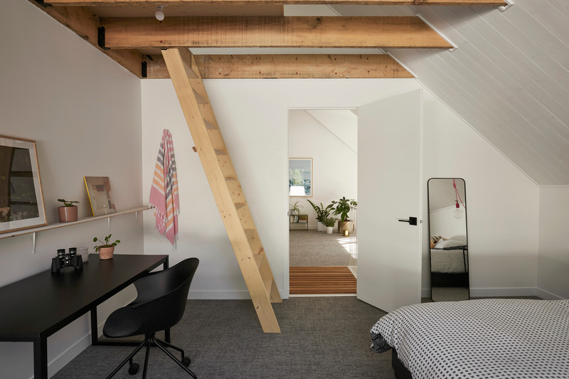 Dossier de presse | 6537-02 - Communiqué de presse | Chalet du Lac Arthur - Ghoche Architecte - Architecture résidentielle - Chambre d'un des enfants avec échelle vers la mezzanine. - Crédit photo : Maxime Brouillet