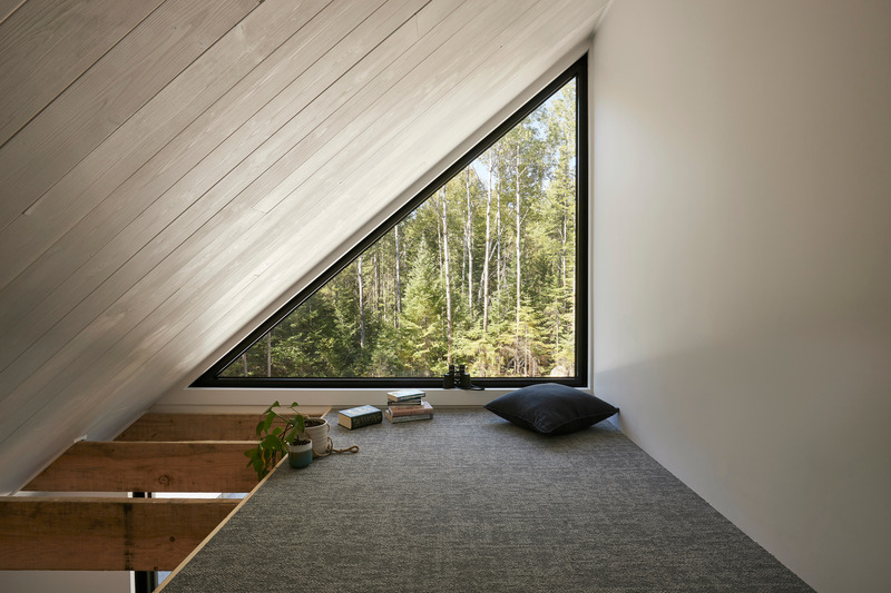 Dossier de presse | 6537-02 - Communiqué de presse | Chalet du Lac Arthur - Ghoche Architecte - Architecture résidentielle - Vue de la mezzanine vers la forêt. - Crédit photo : Maxime Brouillet