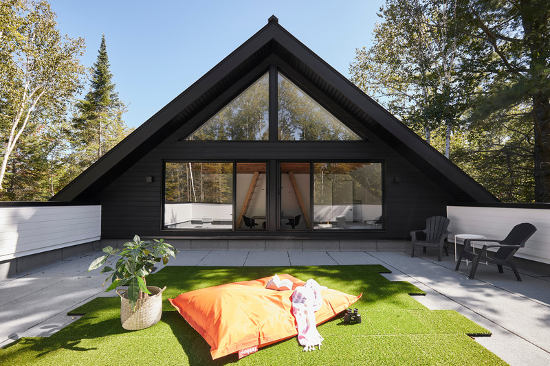 Dossier de presse | 6537-02 - Communiqué de presse | Chalet du Lac Arthur - Ghoche Architecte - Architecture résidentielle -  Vue vers les chambres des enfants à partir du toit terrasse sur le garage.  - Crédit photo : Maxime Brouillet