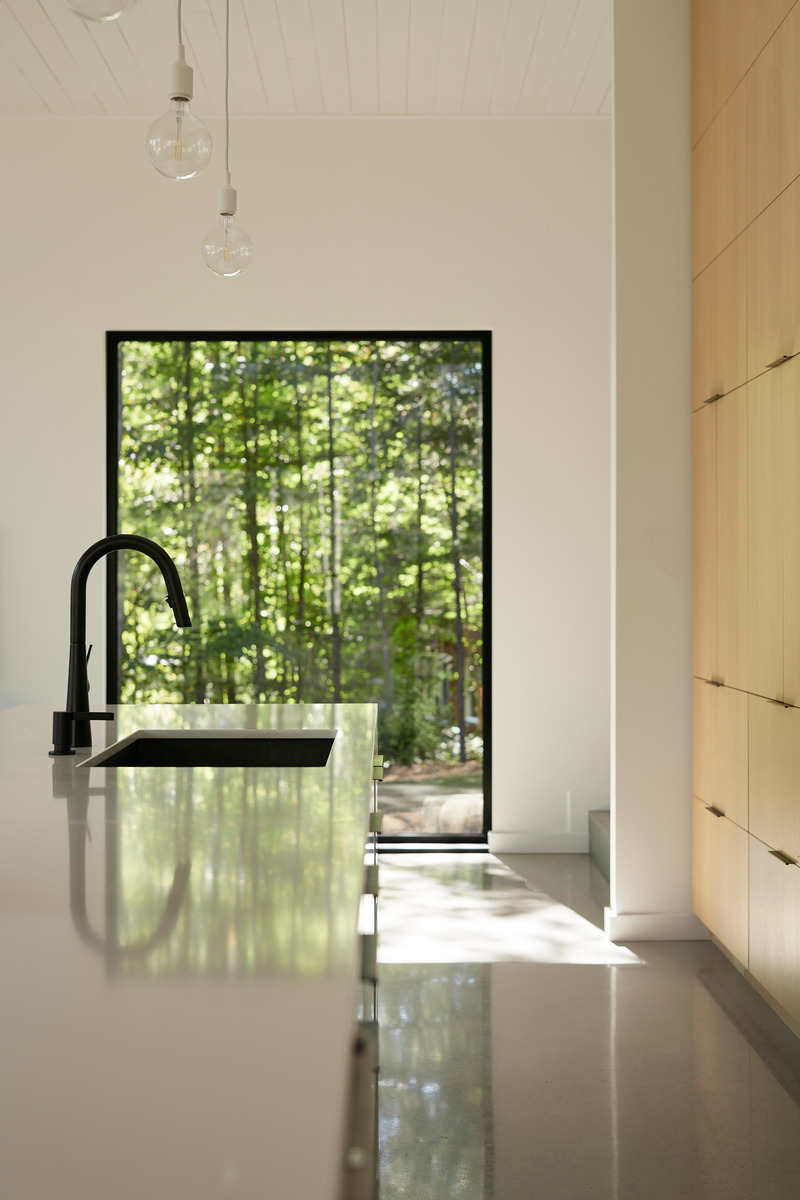 Dossier de presse | 6537-02 - Communiqué de presse | Chalet du Lac Arthur - Ghoche Architecte - Architecture résidentielle - Détail de la cuisine.  - Crédit photo : Maxime Brouillet