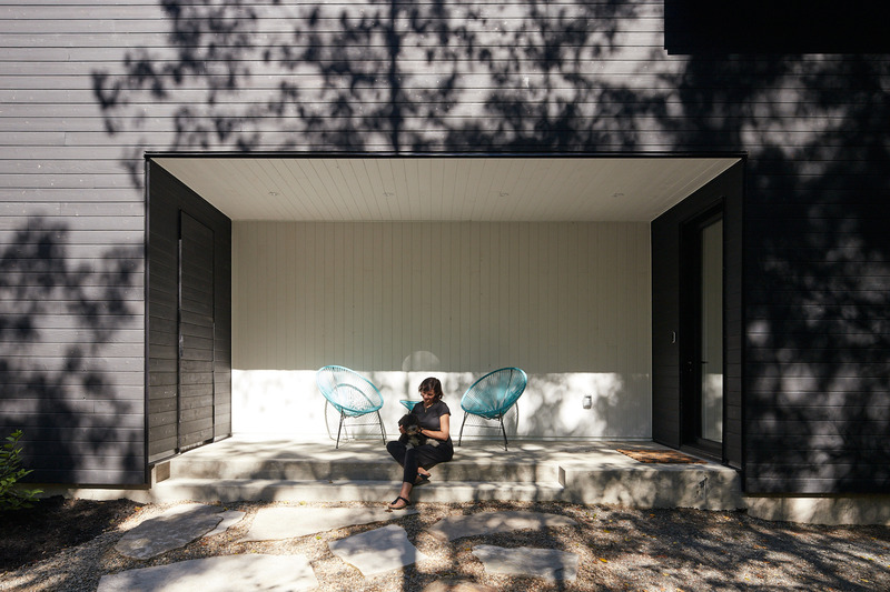 Dossier de presse | 6537-02 - Communiqué de presse | Chalet du Lac Arthur - Ghoche Architecte - Architecture résidentielle - Détail de l'entrée couverte.  - Crédit photo : Maxime Brouillet