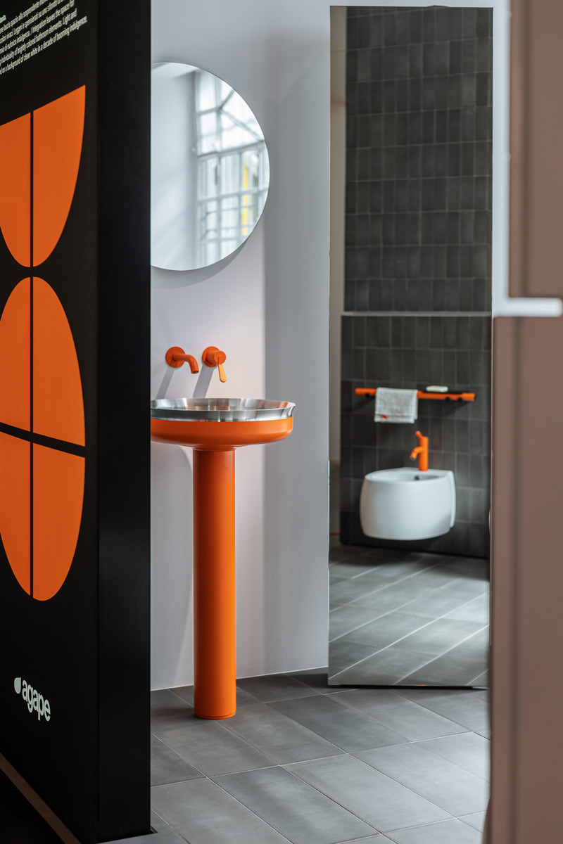 Dossier de presse | 4232-19 - Communiqué de presse | Undici Inox a Colonna : À la découverte de la forme et de la couleur - Agape - Produit -  Agape_ Undici Inox a Colonna  - Crédit photo : Ikkio