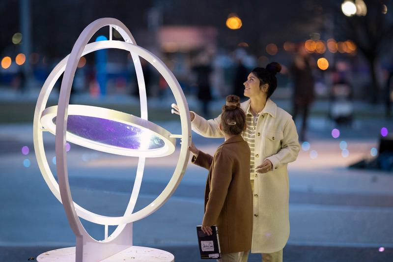 Press kit | 5595-08 - Press release | oPTIK, a New Interactive Sound and Light Installation in New York City - The Urban Conga - Art - Photo of oPTIK on Chicago Navy Pier - Photo credit: INIT