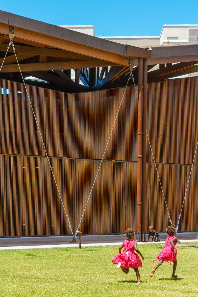 Dossier de presse | 6966-01 - Communiqué de presse | A Convent Between Spirituality and Social Engagment - Mixtura - Architecture institutionnelle - Childrens playing in front of the refectory - Crédit photo : Cesare Querci