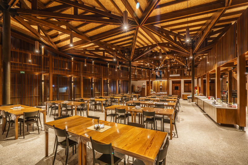 Dossier de presse | 6966-01 - Communiqué de presse | A Convent Between Spirituality and Social Engagment - Mixtura - Architecture institutionnelle - The refectory. Hall at night - Crédit photo : Cesare Querci