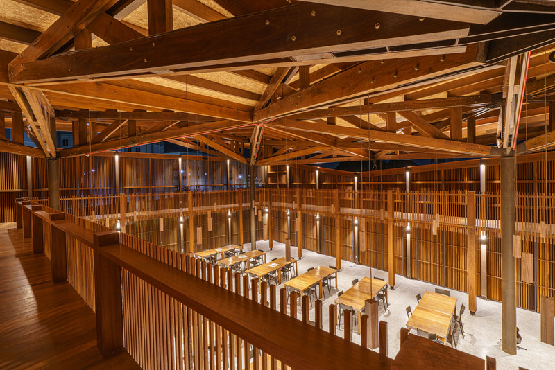 Dossier de presse | 6966-01 - Communiqué de presse | A Convent Between Spirituality and Social Engagment - Mixtura - Architecture institutionnelle - The refectory. Hall at night from first floor - Crédit photo : Cesare Querci