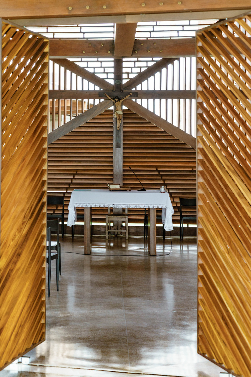 Dossier de presse | 6966-01 - Communiqué de presse | A Convent Between Spirituality and Social Engagment - Mixtura - Architecture institutionnelle - The church entrance with crucifix in the background - Crédit photo : Cesare Querci