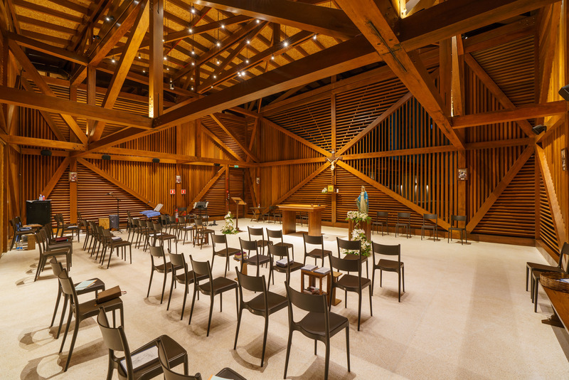 Dossier de presse | 6966-01 - Communiqué de presse | A Convent Between Spirituality and Social Engagment - Mixtura - Architecture institutionnelle - The church. Interiors at night - Crédit photo : Cesare Querci