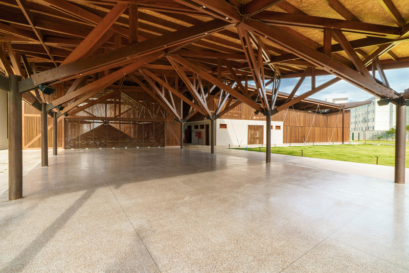 Dossier de presse | 6966-01 - Communiqué de presse | A Convent Between Spirituality and Social Engagment - Mixtura - Architecture institutionnelle - The churchyard in front of the church. On the right in the background the refectory building - Crédit photo : Cesare Querci