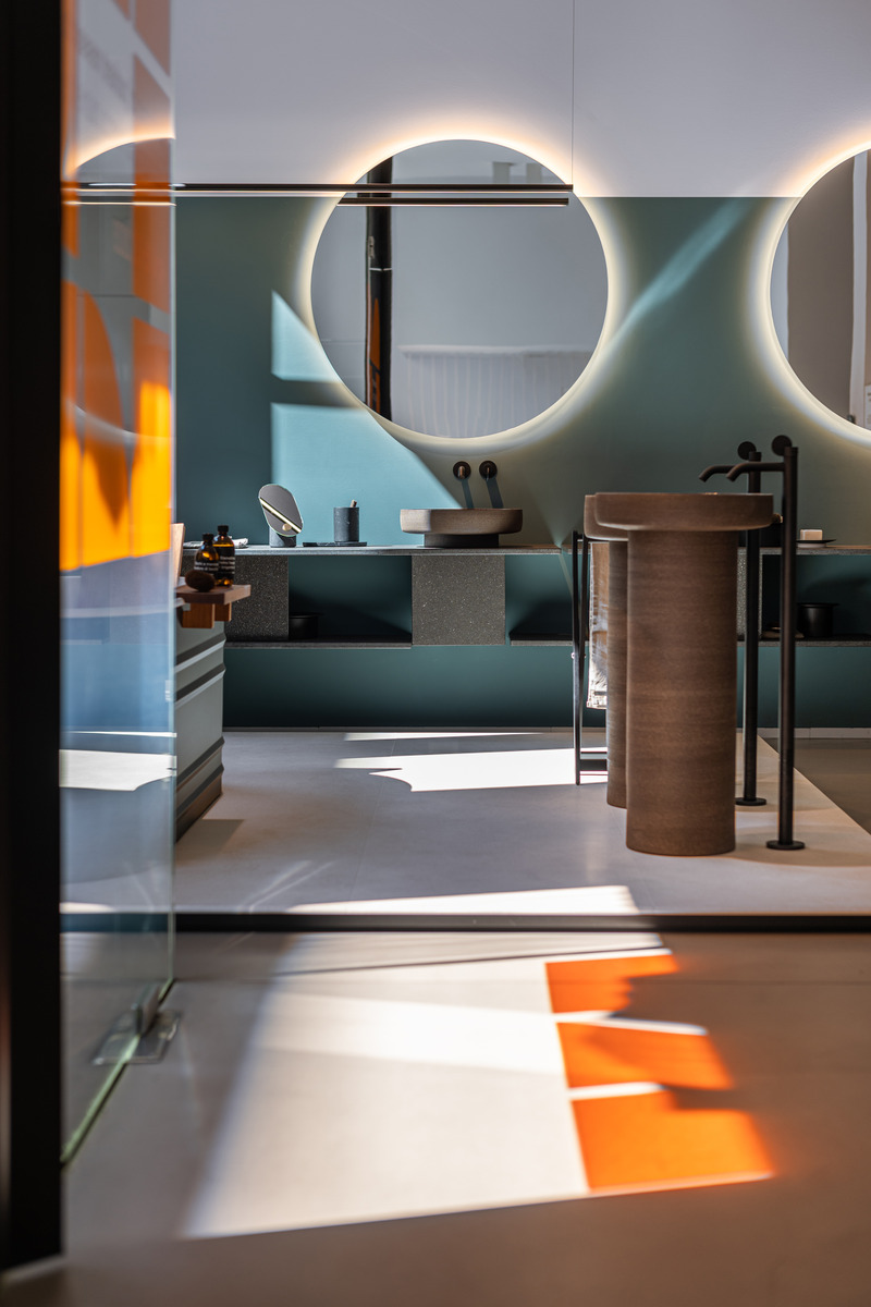 Dossier de presse | 4232-21 - Communiqué de presse | L'exploration de la matière et des surfaces - Agape - Produit -  Cenote a Colonna lavabo à poser et système Bloque chez Agape12  - Crédit photo : Ikkio