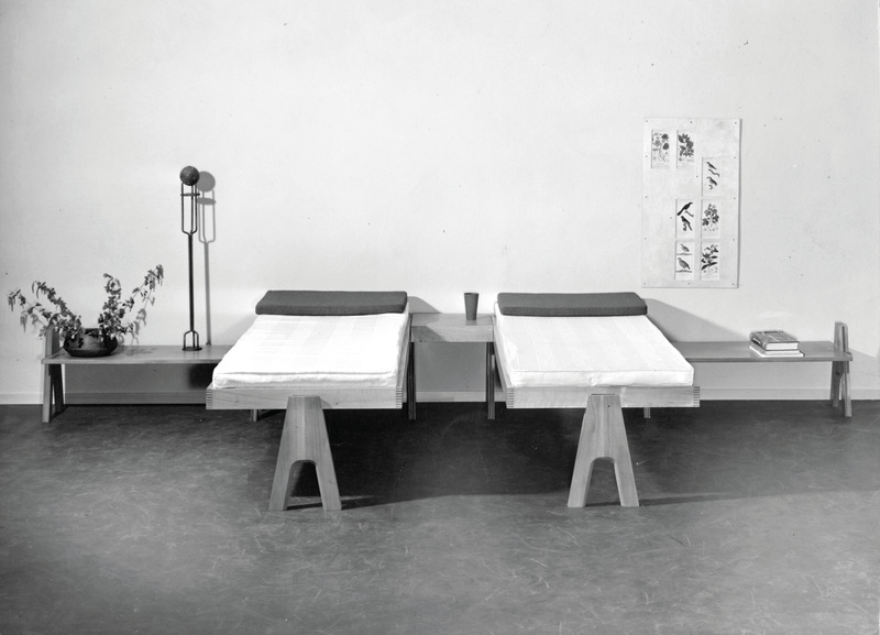 Dossier de presse | 4232-22 - Communiqué de presse | Nouvelles rééditions pour la collection Mangiarotti avec la célèbre série Cavalletto conçue par Angelo Mangiarotti et Bruno Morassutti - Agapecasa - Produit -  Cavalletto - images d'archives  - Crédit photo :  Fondazione Angelo Mangiarotti 