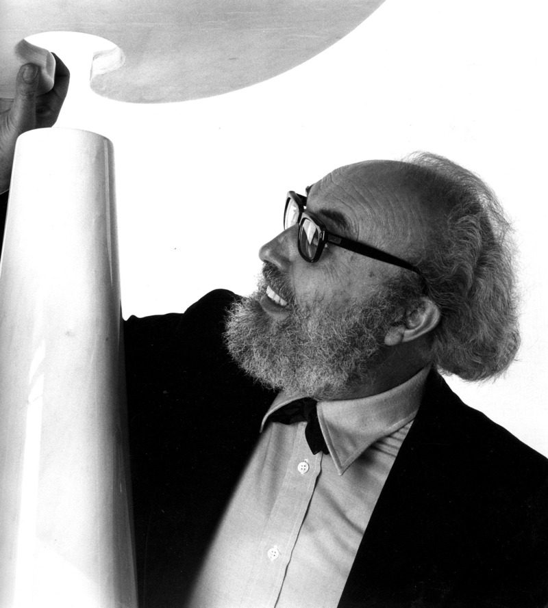 Dossier de presse | 4232-22 - Communiqué de presse | Nouvelles rééditions pour la collection Mangiarotti avec la célèbre série Cavalletto conçue par Angelo Mangiarotti et Bruno Morassutti - Agapecasa - Produit - Angelo Mangiarotti - Crédit photo :  Agapecasa 