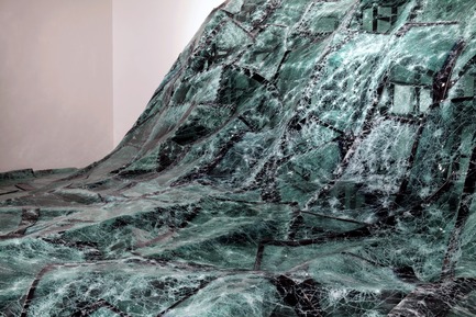 Press kit | 985-03 - Press release | FLOW - Baptiste Debombourg - Art - "Flow", contextual glass installation made from car windscreens, 4.3x16x8m, 2013 - Photo credit: l'Œil de Poisson - Québec 2013