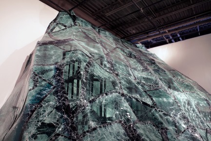 Press kit | 985-03 - Press release | FLOW - Baptiste Debombourg - Art - "Flow", contextual glass installation made from car windscreens, 4.3x16x8m, 2013 - Photo credit: l'Œil de Poisson - Québec 2013