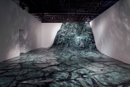 Press kit | 985-03 - Press release | FLOW - Baptiste Debombourg - Art - "Flow", contextual glass installation made from car windscreens, 4.3x16x8m, 2013 - Photo credit: l'Œil de Poisson - Québec 2013
