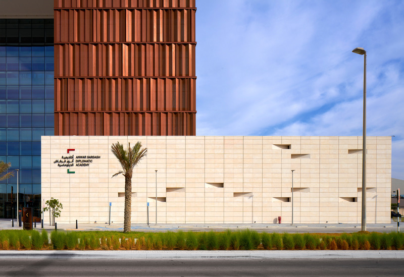 Dossier de presse | 7004-01 - Communiqué de presse | Shape’s Diplomatic Academy Adds Architizer A+ Award to Portfolio of Accolades - Shape Architecture Practice + Research - Architecture institutionnelle - Road View - Crédit photo : Phil Handforth