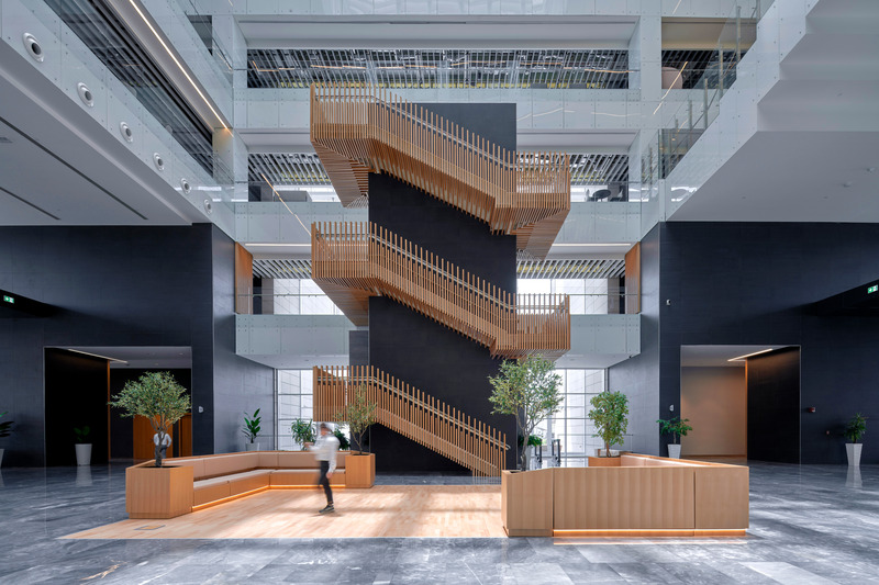 Dossier de presse | 7004-01 - Communiqué de presse | Shape’s Diplomatic Academy Adds Architizer A+ Award to Portfolio of Accolades - Shape Architecture Practice + Research - Architecture institutionnelle - Atrium View - Crédit photo : Phil Handforth