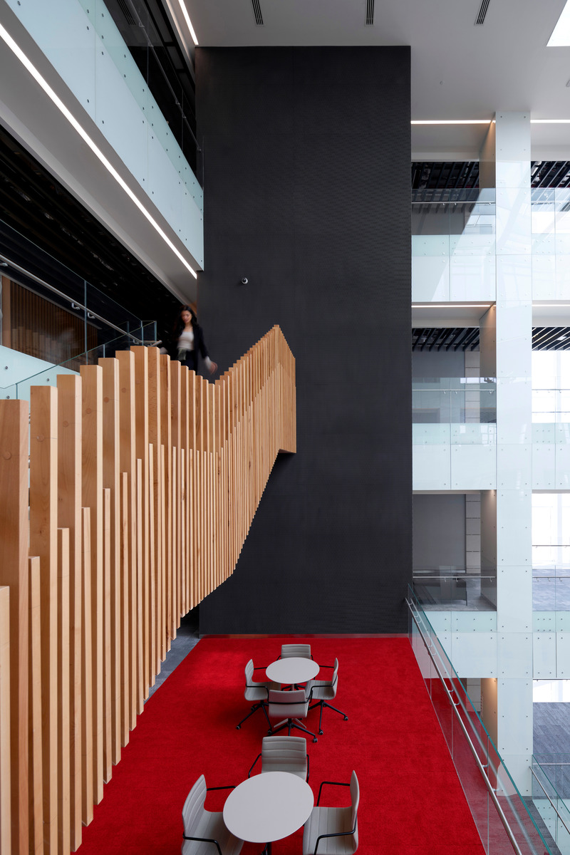 Dossier de presse | 7004-01 - Communiqué de presse | Shape’s Diplomatic Academy Adds Architizer A+ Award to Portfolio of Accolades - Shape Architecture Practice + Research - Architecture institutionnelle - Stairways from walkways to atrium - Crédit photo : Phil Handforth
