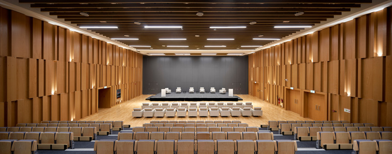 Dossier de presse | 7004-01 - Communiqué de presse | Shape’s Diplomatic Academy Adds Architizer A+ Award to Portfolio of Accolades - Shape Architecture Practice + Research - Architecture institutionnelle - Auditorium - Crédit photo : Phil Handforth