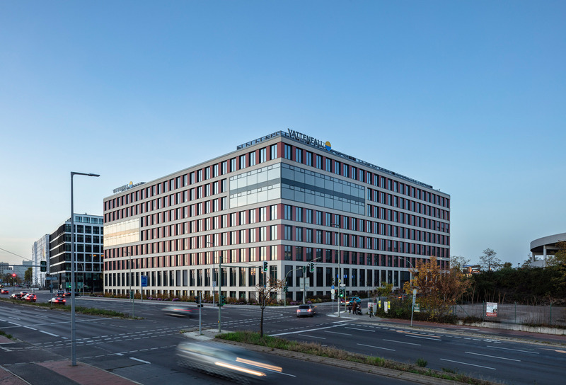 Dossier de presse | 1315-01 - Communiqué de presse | Timber Hybrid Office Ensemble EDGE Suedkreuz Berlin - TCHOBAN VOSS Architekten - Architecture commerciale - Street view of the Carré building.<br style=""> - Crédit photo : HG ESCH