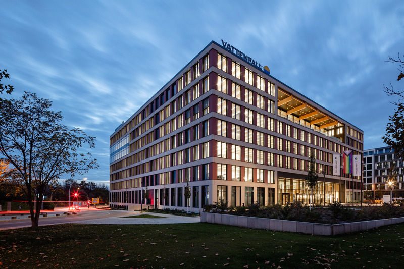 Dossier de presse | 1315-01 - Communiqué de presse | Timber Hybrid Office Ensemble EDGE Suedkreuz Berlin - TCHOBAN VOSS Architekten - Architecture commerciale - The German Sustainable Building Council (DGNB) certified the project as Germany's most sustainable building in 2022. - Crédit photo : HG ESCH
