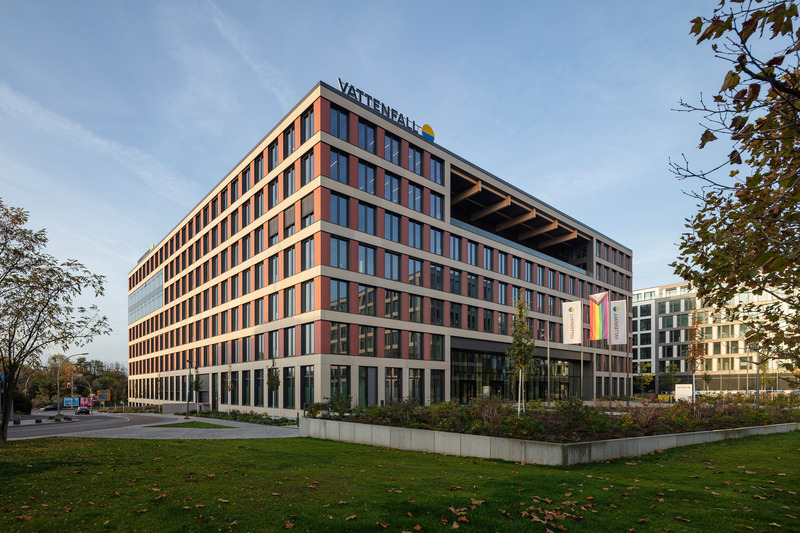 Dossier de presse | 1315-01 - Communiqué de presse | Timber Hybrid Office Ensemble EDGE Suedkreuz Berlin - TCHOBAN VOSS Architekten - Architecture commerciale - The Carré building is the largest sustainable hybrid-timber construction in Germany and one of the largest in Europe.<br style=""> - Crédit photo : HG ESCH