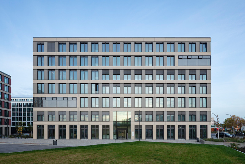 Dossier de presse | 1315-01 - Communiqué de presse | Timber Hybrid Office Ensemble EDGE Suedkreuz Berlin - TCHOBAN VOSS Architekten - Architecture commerciale - The seven-storey Solitaire building. - Crédit photo : HG ESCH