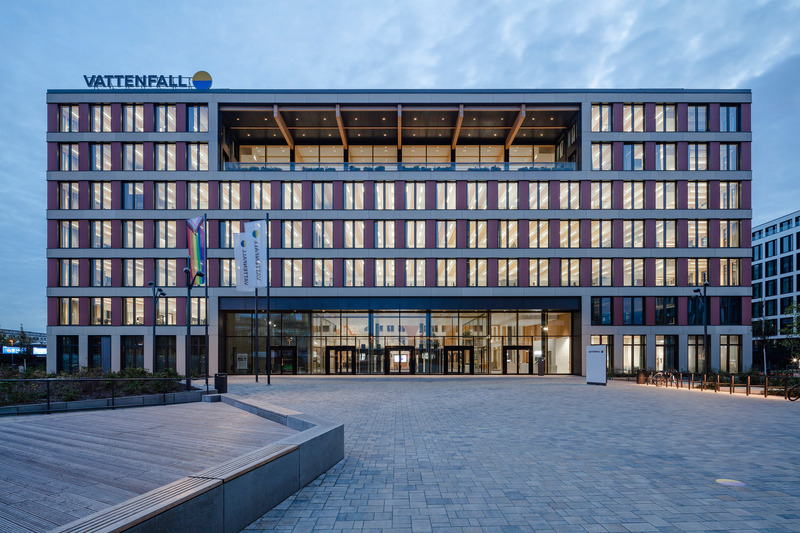 Dossier de presse | 1315-01 - Communiqué de presse | Timber Hybrid Office Ensemble EDGE Suedkreuz Berlin - TCHOBAN VOSS Architekten - Architecture commerciale - Evening view of the Carré building with visable wooden structure inside.<br style=""> - Crédit photo : HG ESCH