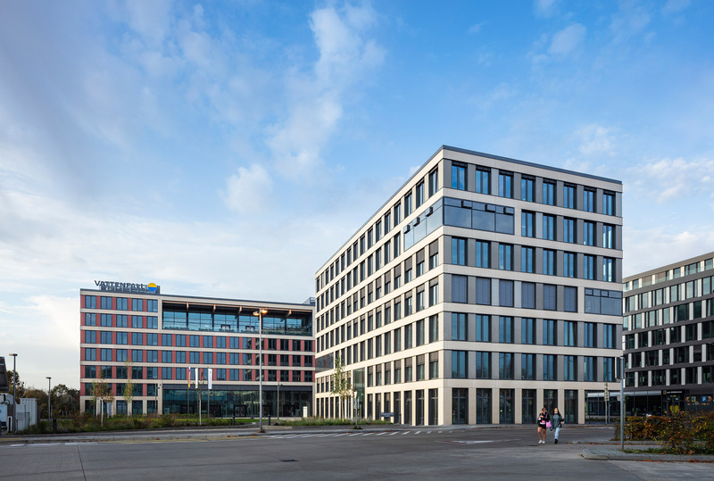 Dossier de presse | 1315-01 - Communiqué de presse | Timber Hybrid Office Ensemble EDGE Suedkreuz Berlin - TCHOBAN VOSS Architekten - Architecture commerciale - View of the building ensemble EDGE Suedkreuz Berlin.<br> - Crédit photo : HG ESCH