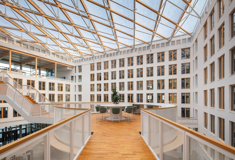 Dossier de presse | 1315-01 - Communiqué de presse | Timber Hybrid Office Ensemble EDGE Suedkreuz Berlin - TCHOBAN VOSS Architekten - Architecture commerciale - The 26-metre-high atrium is covered by a transparent ETFE foil roof carried by a wooden-truss construction. - Crédit photo : HG ESCH