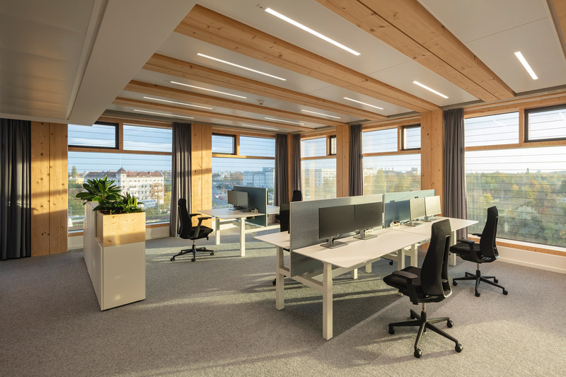 Dossier de presse | 1315-01 - Communiqué de presse | Timber Hybrid Office Ensemble EDGE Suedkreuz Berlin - TCHOBAN VOSS Architekten - Architecture commerciale - Office with glass-integrated MicroShade solar protection and smart ceilings.<br style=""> - Crédit photo : HG ESCH