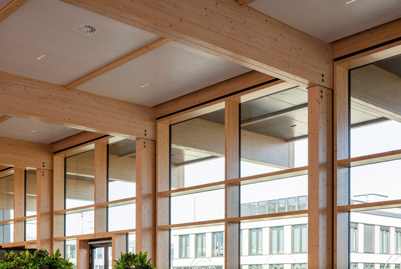 Dossier de presse | 1315-01 - Communiqué de presse | Timber Hybrid Office Ensemble EDGE Suedkreuz Berlin - TCHOBAN VOSS Architekten - Architecture commerciale - Detail of the wooden construction of the sky lounge.<br style=""> - Crédit photo : HG ESCH