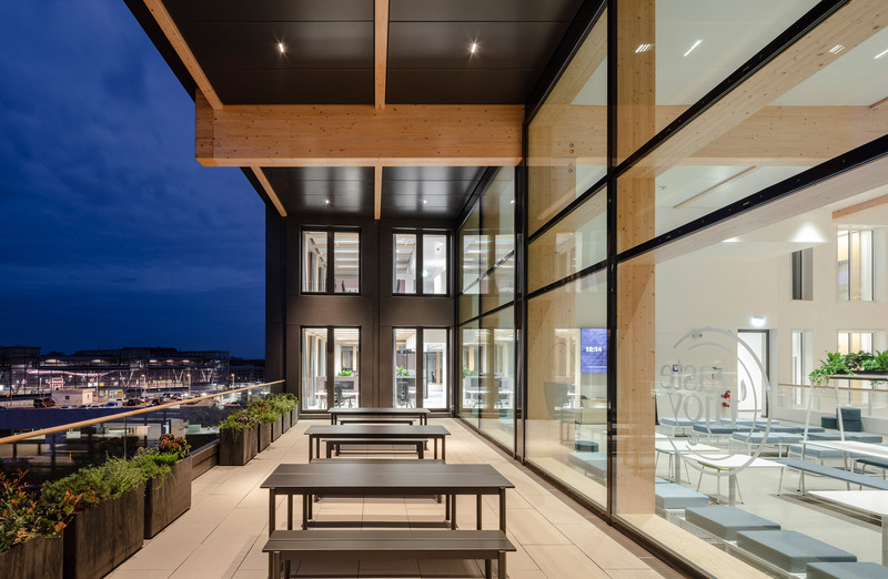Dossier de presse | 1315-01 - Communiqué de presse | Timber Hybrid Office Ensemble EDGE Suedkreuz Berlin - TCHOBAN VOSS Architekten - Architecture commerciale - The outside terrace of the sky lounge<br> - Crédit photo : HG ESCH