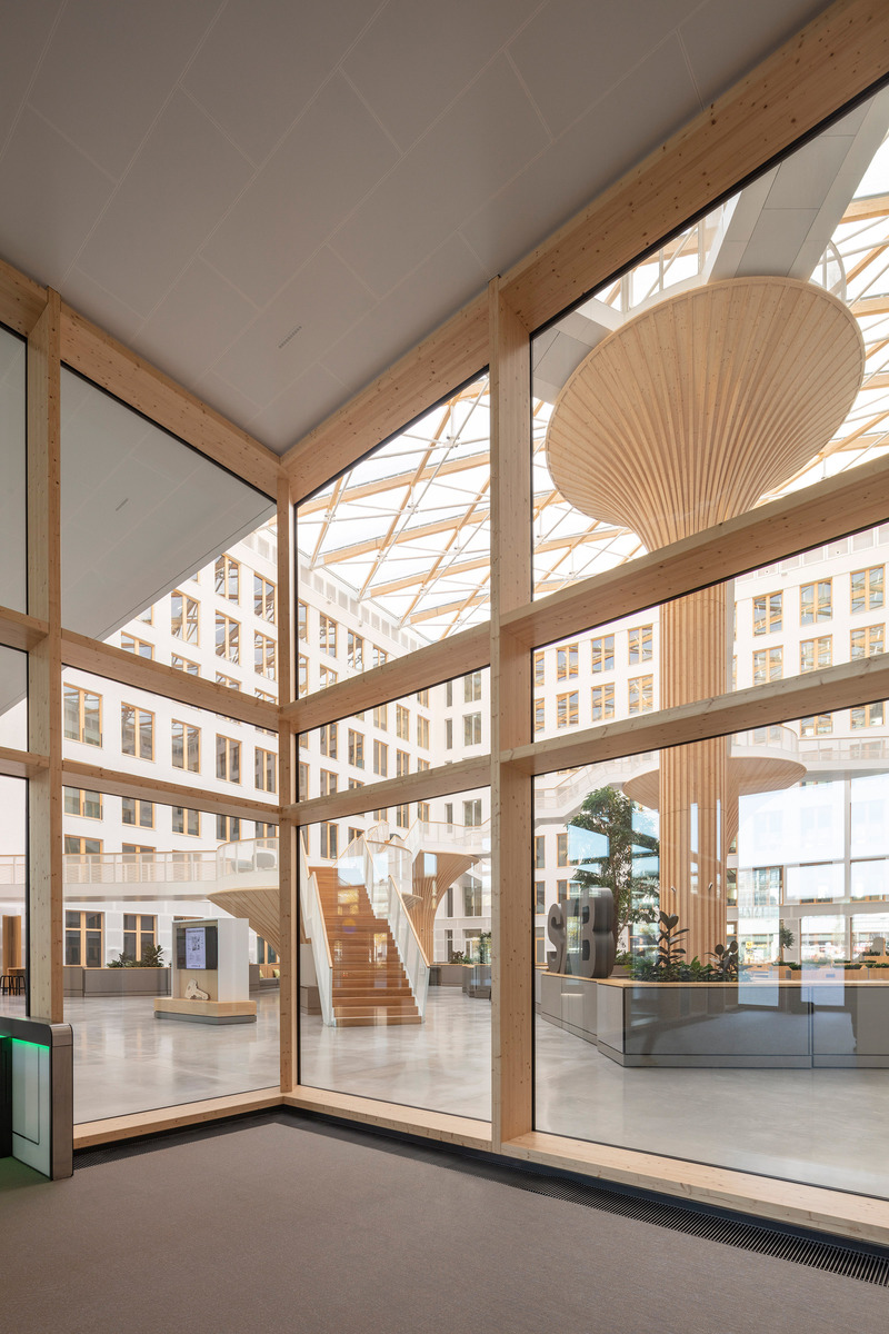Dossier de presse | 1315-01 - Communiqué de presse | Timber Hybrid Office Ensemble EDGE Suedkreuz Berlin - TCHOBAN VOSS Architekten - Architecture commerciale - Entrance area with wood mullion-transom construction of structural laminated veneer lumber. <br> - Crédit photo : HG ESCH