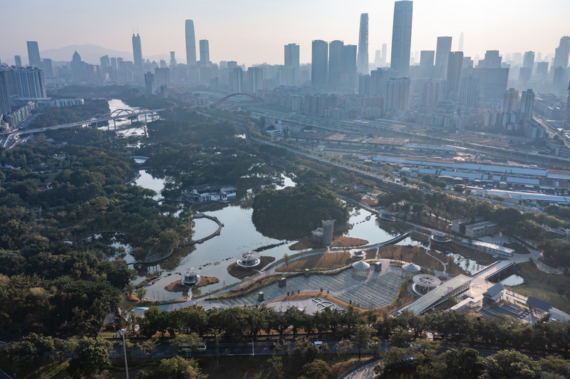 Dossier de presse | 4737-01 - Communiqué de presse | Landscape Design for Honghu Park Water Purification Station - NODE Architecture & Urbanism (NODE) - Architecture de paysage - Overall aerial photograph: 13 vent shafts protruding from the ground - Crédit photo : Zhang Chao