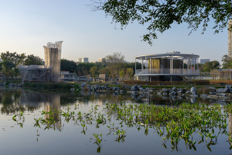 Dossier de presse | 4737-01 - Communiqué de presse | Landscape Design for Honghu Park Water Purification Station - NODE Architecture & Urbanism (NODE) - Architecture de paysage - Lotus Tower and Vent Shaft in sunset - Crédit photo : Zhang Chao