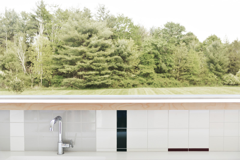 Dossier de presse | 5301-04 - Communiqué de presse | Pine Lane House - Ballman Khapalova - Architecture résidentielle - Interior - Kitchen with Custom Backsplash - Crédit photo : Ballman Khapalova