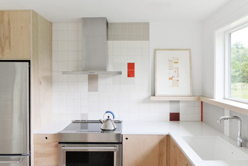 Dossier de presse | 5301-04 - Communiqué de presse | Pine Lane House - Ballman Khapalova - Architecture résidentielle - Interior - Kitchen with Custom Backsplash - Crédit photo : Ballman Khapalova